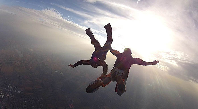 Skok spadochronowy nad morzem