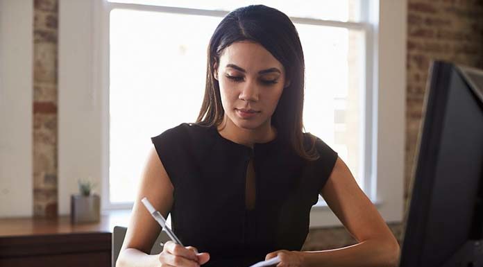 Klasyczne sukienki do pracy - na jaką biżuterię postawić?