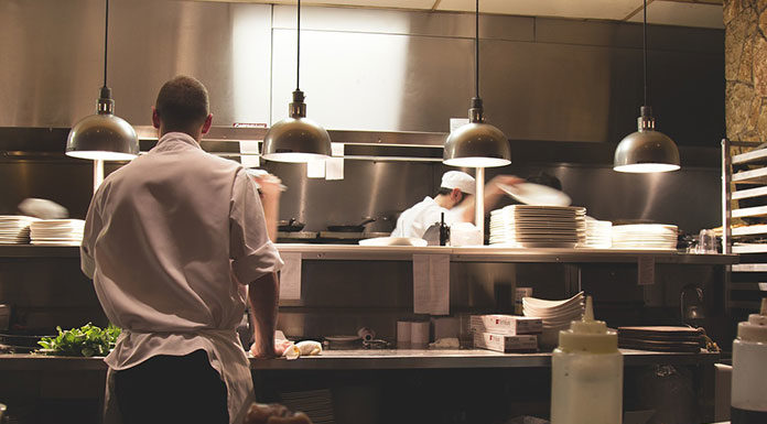 Solidne stoły robocze – obowiązkowy element kuchni w restauracji