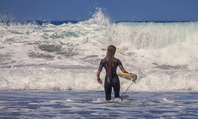 Jaką deskę surfingową wybrać dla początkujących