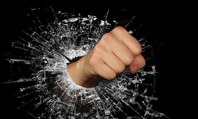 Czy można jeździć z rozbitym reflektorem?