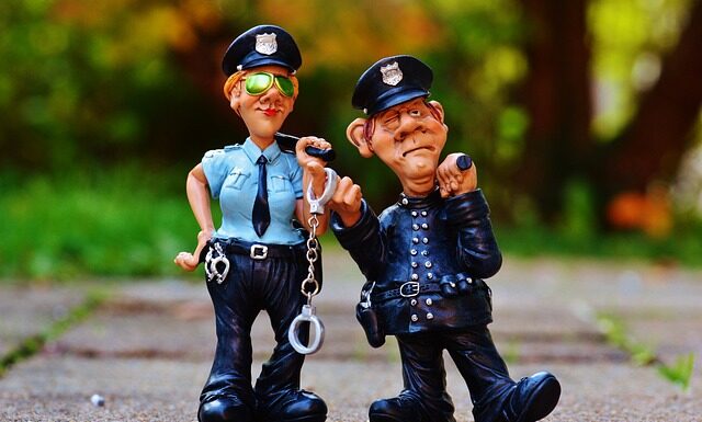 Czy nieoznakowany radiowóz może przekraczać prędkość?