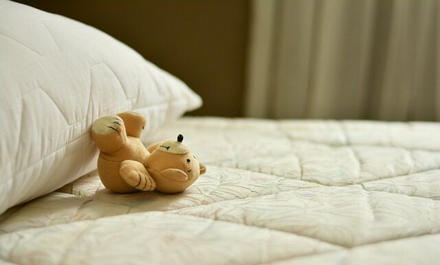 Czy trzeba prać pokrowiec na materac dla noworodka?