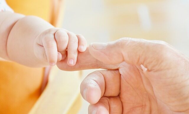 Czy budzić noworodka na karmienie?